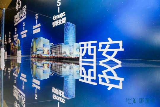 设计活动现场的布局，合理分配空间，方便观众观看照片直播