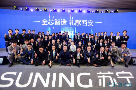 制定活动流程，安排演讲和展示环节，让观众了解苏宁八大产业的联动成果