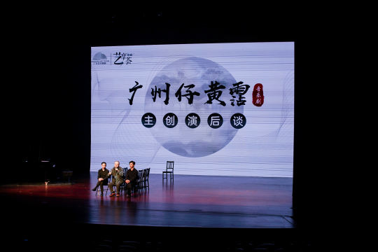 安排摄影师在活动现场拍摄并即时传输照片