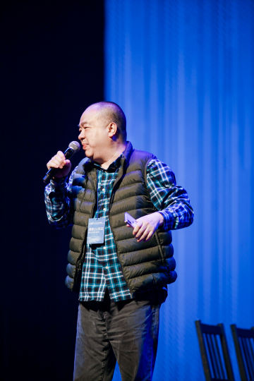 理解活动现场气氛，准确传递音乐剧的情感