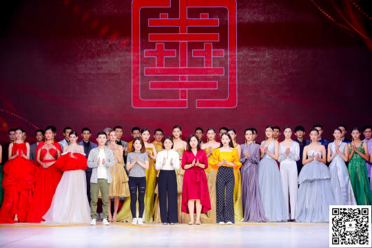 设置展示区展示经典设计和最新产品，吸引观众近距离欣赏购买