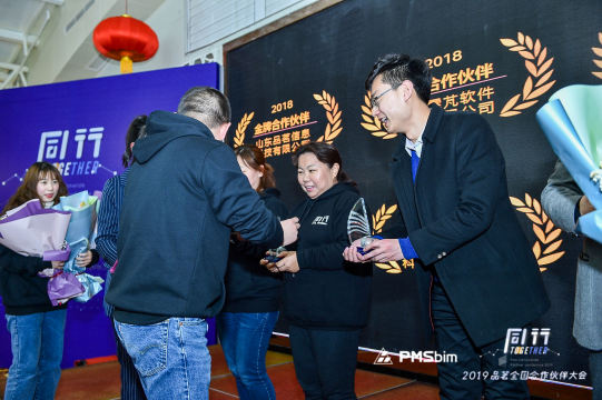 与志同道合的合作伙伴交流，广泛分享经验和见解