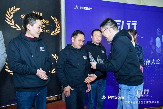 专业摄影师捕捉精彩瞬间，即时传输到照片直播平台