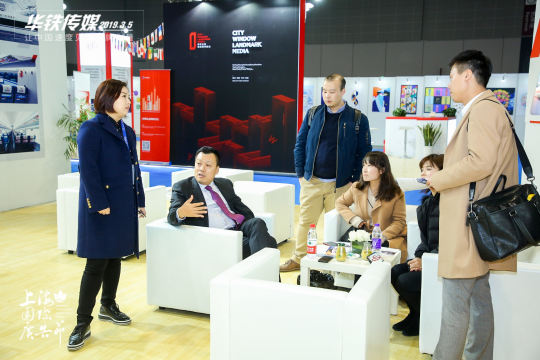 照片直播团队与主办方保持沟通，及时了解活动进展和需求