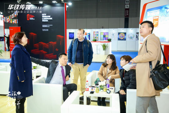 搭建照片直播展示平台，便于观众浏览和分享活动照片