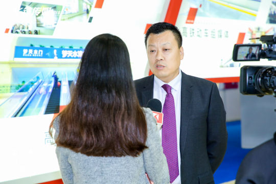 安排专门的人员负责与观众互动，回答他们的问题和留言