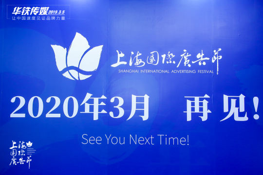 配备充足的存储设备，确保能够保存大量的活动照片