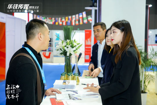 同步发布照片直播信息至社交媒体平台，扩大活动影响力