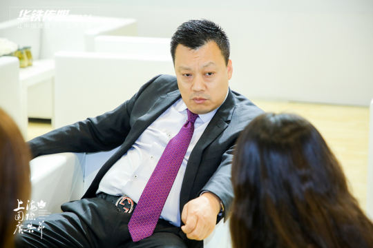 实时调整摄影角度和光线，确保拍摄效果最佳