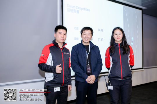确定活动现场的布置，包括赞助商广告牌、活动标识等