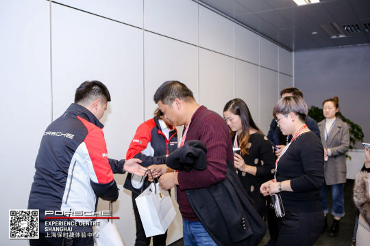 定制专属活动T恤，增加团队凝聚力和活动纪念价值