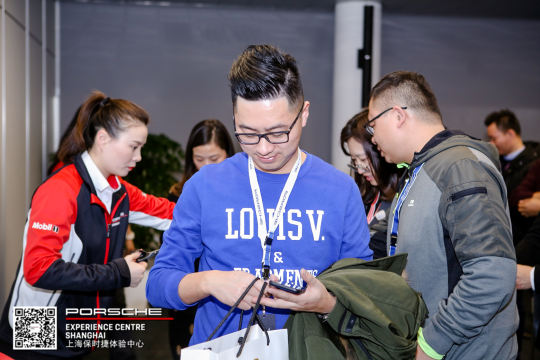 寻找合适的驾驶教练和工作人员，确保活动的顺利进行