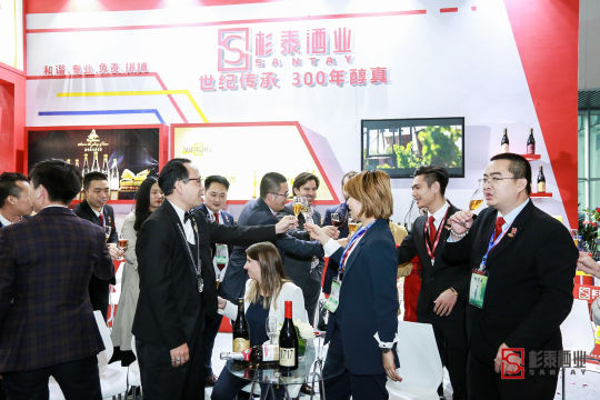 提供参与者与现场照片直播互动的机会，增加参与感