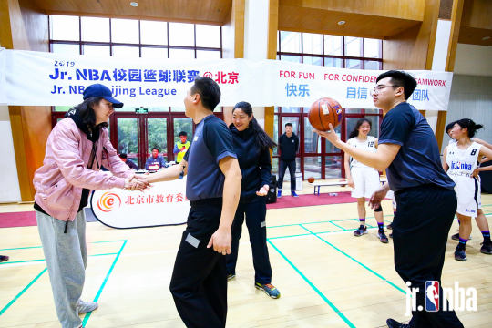 在各大社交媒体平台宣传活动，吸引更多观众参与