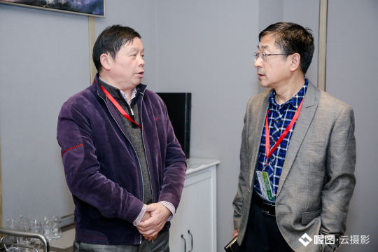 提供照片直播下载链接，方便参与者保存活动回忆