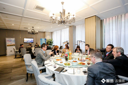 挑选合适的照片直播案例，展示行业的创新成果