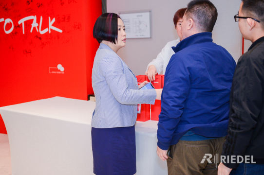 安排现场工作人员，保障活动的顺利运行和参与者的需求