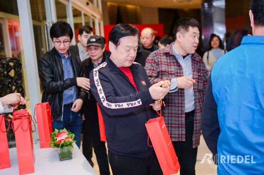 发布活动结果和照片直播案例，回馈参与者并吸引更多人关注