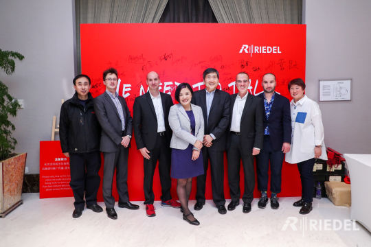 打造高品质的舞台和演讲台，为嘉宾和演讲者提供最佳条件