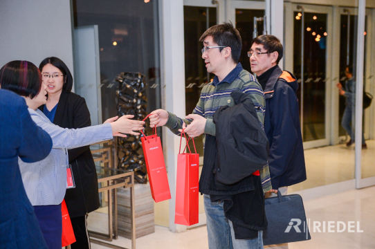 准备好礼品和奖品，奖励参与者，增加互动和趣味性