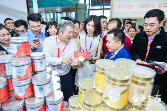 在社交媒体上推广活动，增加参与者和观众的互动和关注度