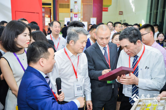 协调好与当地政府和相关机构的合作，确保活动的安全和顺利进行