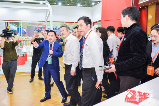 定期举办筹备会议，沟通和协调各项工作，确保活动的成功进行
