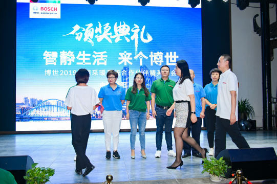 寻找嘉宾并与之协商，让他们参与到活动中来