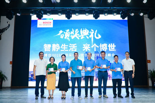 确定负责人和指挥部，协调各项工作