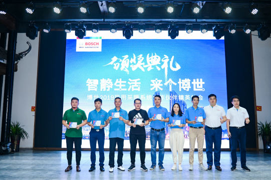 确定解说员和现场工作人员