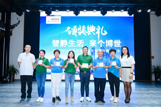安排会场音响、灯光、视觉效果等