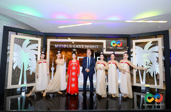 策划团队决定在活动现场准备一个舞池，以增强活动的互动和娱乐性