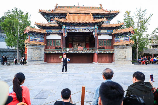 活动现场还将有文艺表演，让您在思想深度交流的同时放松心情