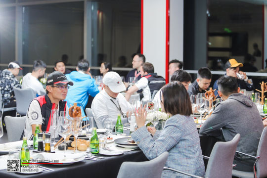 我们租用了最先进的设备和软件，以便我们提供最佳的照片直播服务