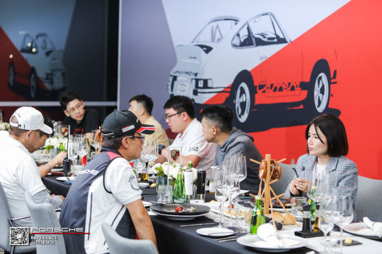 我们与保时捷公司合作，确保我们的活动能够吸引更多的参与者