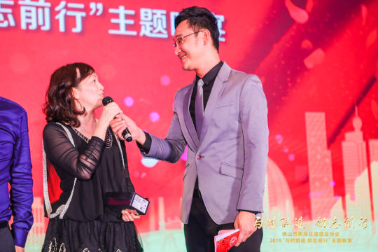 提供现场照片直播体验，让参与者身临其境