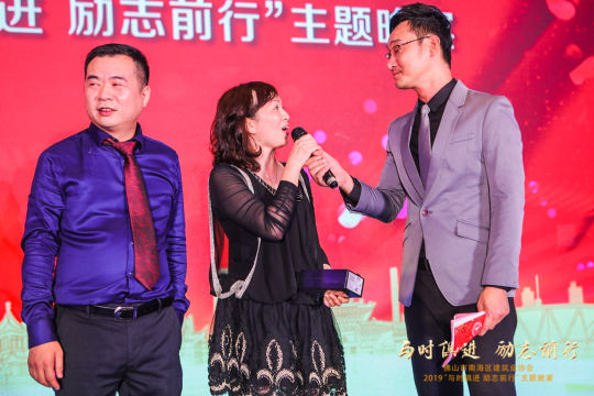 进行精彩的演讲和座谈会，探讨行业最新趋势