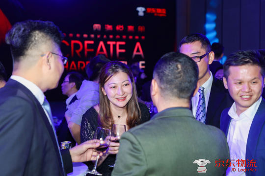 我们将通过现场照片直播技术，让更多人了解京东物流的发展情况