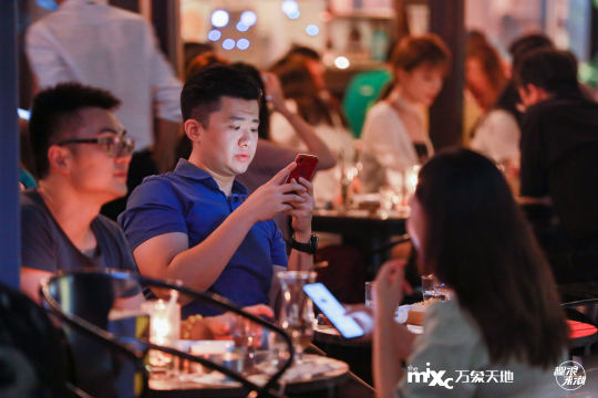 聘请专业DJ、乐队、音乐家等表演嘉宾，让夜市更具音乐性