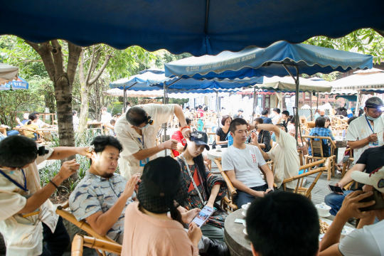 安排志愿者和工作人员参与，增加活动的互动性和质量