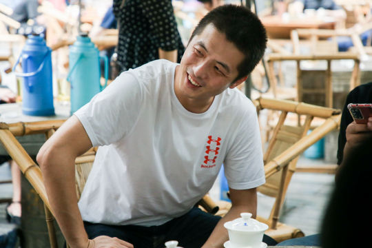 活动设置豪华酒店和宾馆，加强团队协调和服务保障