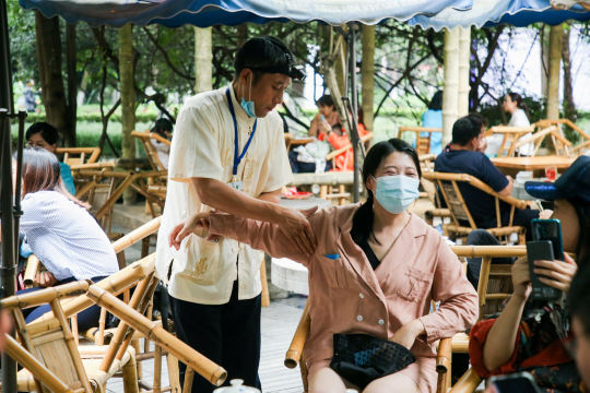 组织海报宣传和媒体发布会，提高活动的知名度和影响力