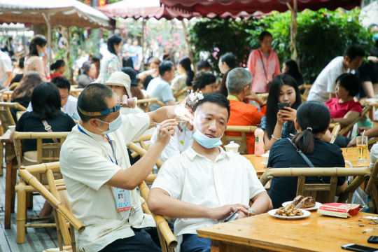 添加活动体验区，为参加者提供更多的娱乐活动和互动体验