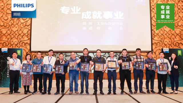 准备活动现场所需的音频和视频设备，确保流畅的会议进行