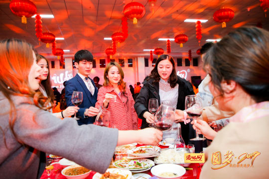 策划专业的摄影师团队，负责现场照片直播