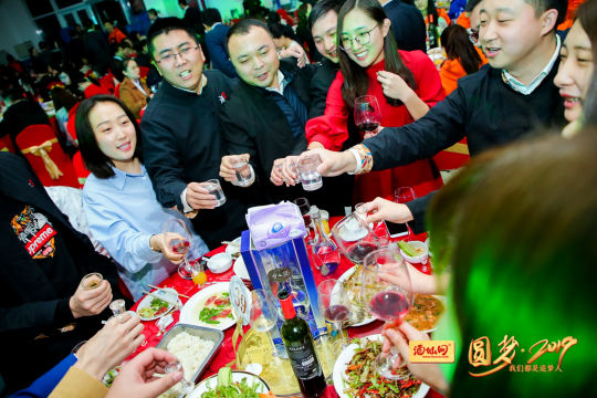 准备专业的照片直播摄影设备，确保画面质量