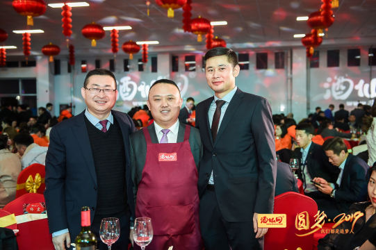 制作活动纪念册，将精选的照片直播收录其中