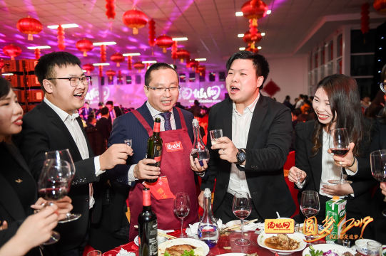 与参与者互动，征集他们对照片直播的反馈和建议