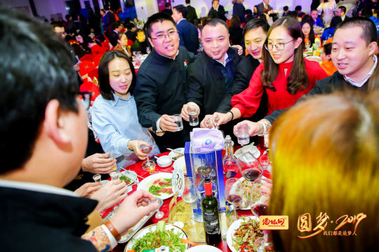 设立照片直播摄影区域，捕捉每个精彩瞬间