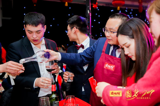 提供实时互动功能，让观众参与到照片直播中来